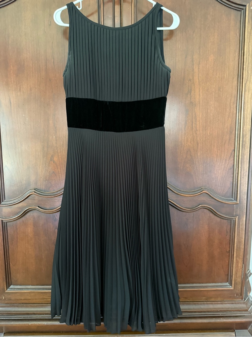 Intuitions Black Pleated Midi Dress Size 2 Velvet Waist Sleeveless Cocktail